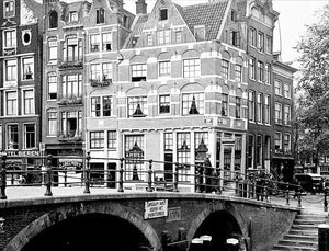 David Schulman, A view of the Brouwersgracht and Prinsengracht, Cafe 't Papeneiland - Lyklema Fine Art